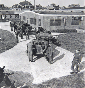 858503 Gezicht op de binnenplaats van het Hoofdbureau van Politie aan het Paardenveld te Utrecht, met de bunker en ...